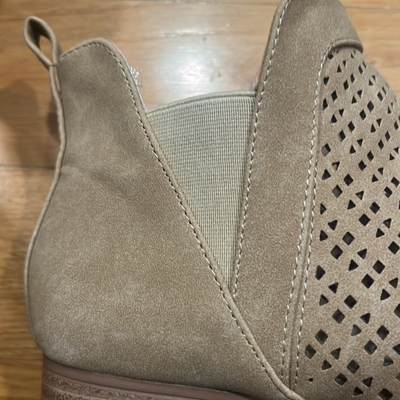 Restricted women’s tan suede heel ankle boots size 9 . - Picture 11 of 11